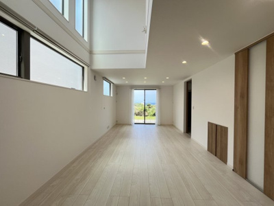 【居間・リビング】 | 読谷村渡慶次2期（全3棟）1号棟 | 1号棟　LDK22帖♪解放感ある吹き抜け♪