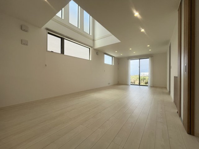 【居間・リビング】 | 読谷村渡慶次2期（全3棟）1号棟 | 1号棟　LDK22帖♪解放感ある吹き抜け♪