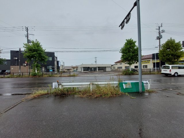 長岡市三和  貸店舗の周辺|向かい道路から見たテナント