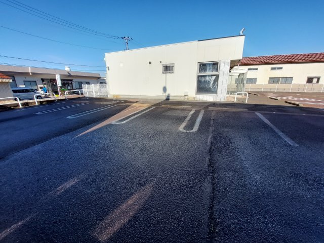 長岡市三和  貸店舗の駐車場|店舗脇には計4台の駐車が可能です。