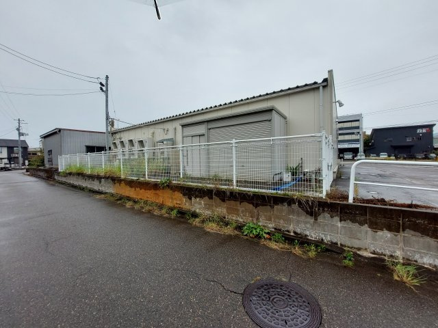 長岡市三和  貸店舗の周辺|店舗裏側　
長岡市道　西側道路