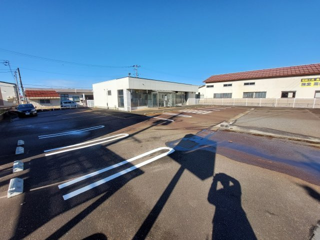 長岡市三和  貸店舗の駐車場|敷地内は約10台分、駐車可能です。
消雪設備有り。