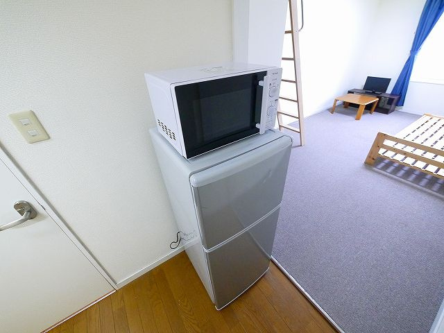 レオパレスナップアネックスのキッチン|２ドア冷蔵庫・電子レンジ