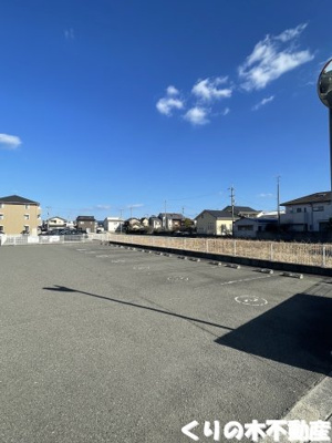 【駐車場】 | リバブル北高下B棟 | 駐車場に車を止められます