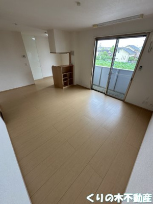 【居間・リビング】 | リバブル北高下B棟 | こちらのリビングで趣味の時間をお楽しみください