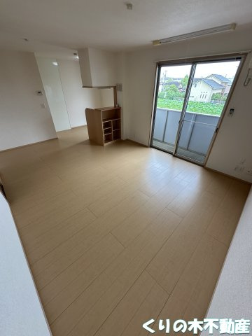【居間・リビング】 | リバブル北高下B棟 | こちらのリビングで趣味の時間をお楽しみください