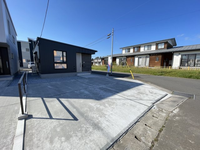 八戸市多賀台3丁目の前面道路含む現地写真