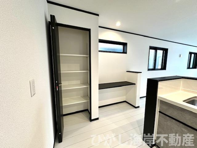 茅ヶ崎市若松町　新築戸建　全2棟の内装|キッチン横　パントリー