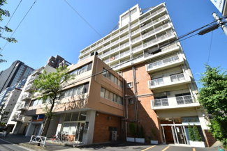 【外観】 | 手入れの行き届いた外壁やエントランスなど、「見ればわかる」レベルで清潔感を保ったマンションです。築年数を感じさせない姿で皆様をお出迎えします。～即日のご見学可能～　お問合せはお気軽にどうぞ。