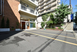 【エントランス】 | お客様を、そして住人を出迎えてくれるマンションのエントランス。ゴミが落ちていないことからも、管理状態の良さや住民の節度の高さが見て取れます。～即日のご見学可能～　お問合せはお気軽にどうぞ。