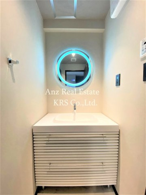 【独立洗面台】 | ブエナビスタ上町 | ライト付きの鏡がオシャレな独立洗面台です♪