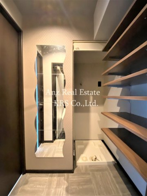 【玄関】 | ブエナビスタ上町 | 姿鏡付き！玄関部分です！室内に洗濯機置場があります♪