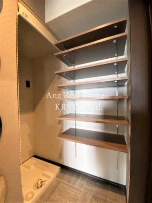 【玄関】 | ブエナビスタ上町 | 玄関部分にある天井高のシューズ収納棚です♪