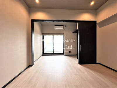 【居間・リビング】 | ブエナビスタ上町 | 8.7帖のリビング部分です♪ダウンライトがオシャレ♪