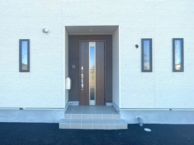 【エントランス】 | 神栖市波崎２号棟 | 【祝完成】ご内覧は平日でも可能です。お気軽にお問合せ下さい！
TEL:0476-37-3888