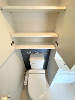 【トイレ】 | アドーラブル船場 | 予備のトイレットペーパーや洗剤などを置ける棚が上部に♪