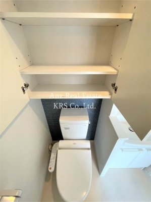 【トイレ】 | アドーラブル船場 | 予備のトイレットペーパーや洗剤などを置ける棚が上部に♪