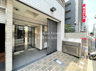 【エントランス】 | アドーラブル船場 | エントランス部分です！敷地内ゴミ置き場があり、便利です！