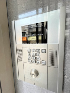 【セキュリティ】 | アドーラブル船場 | 来訪者を画像で確認できるモニタ付きインターホンを装備！