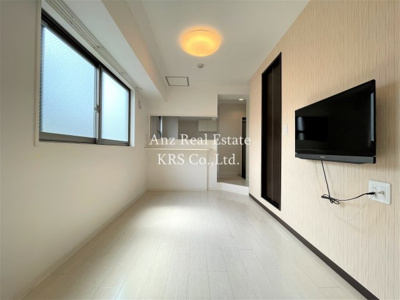 【居間・リビング】 | アドーラブル船場 | 8帖のLDK！32ｲﾝﾁ液晶TV設置（不要であれば撤去可）！