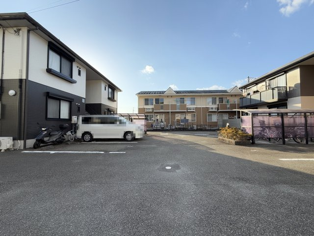 シャーメゾン西久万 B棟の駐車場