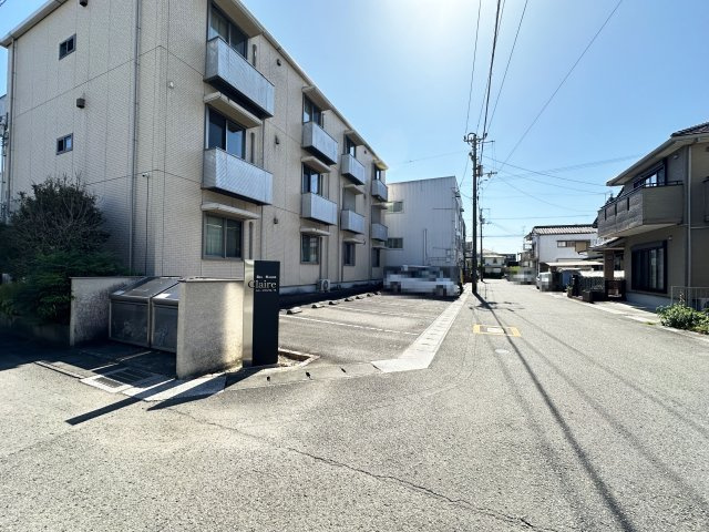 シャーメゾン・クレール A棟の駐車場