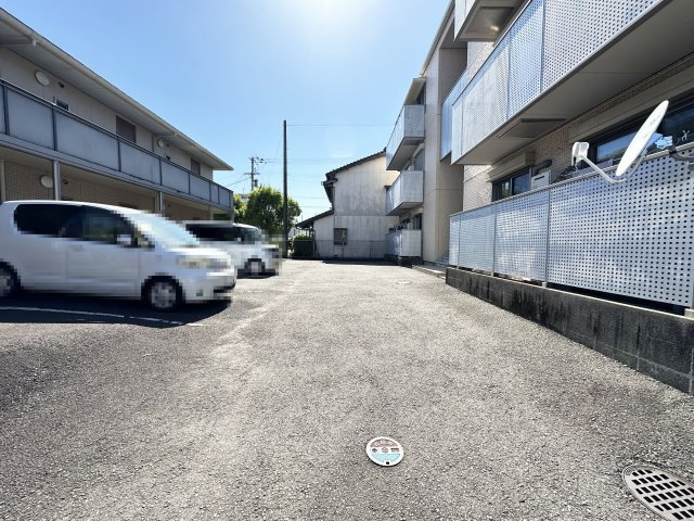 シャーメゾン・クレール A棟の駐車場