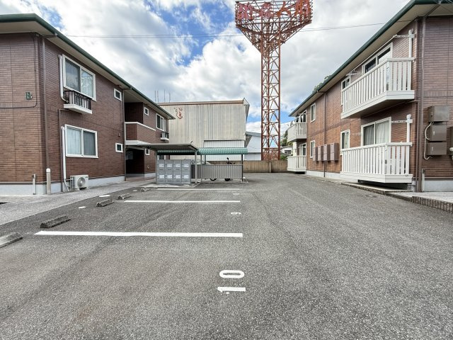 Smiley Smile B棟の駐車場