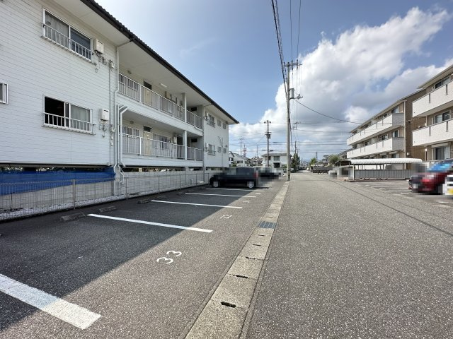 ウィル・フォーレスト B棟の駐車場