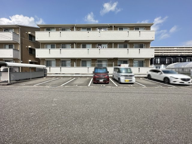 ウィル・フォーレスト B棟の駐車場