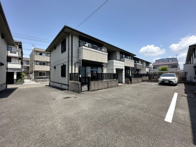 エピナール B棟の外観