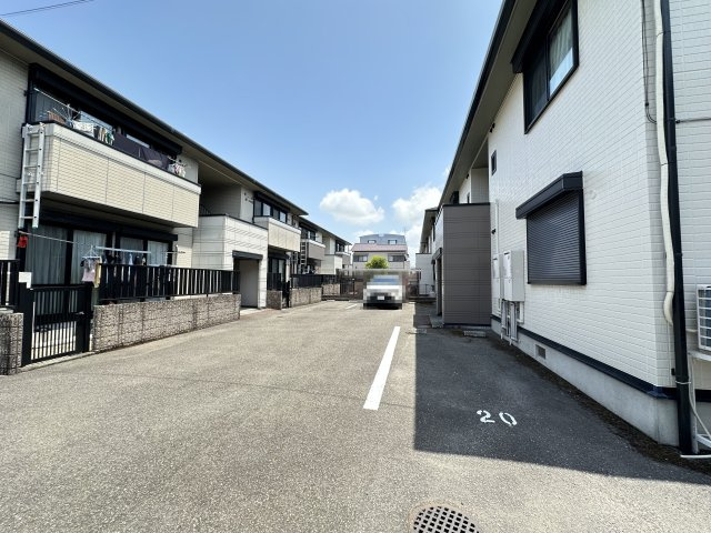 エピナール B棟の駐車場