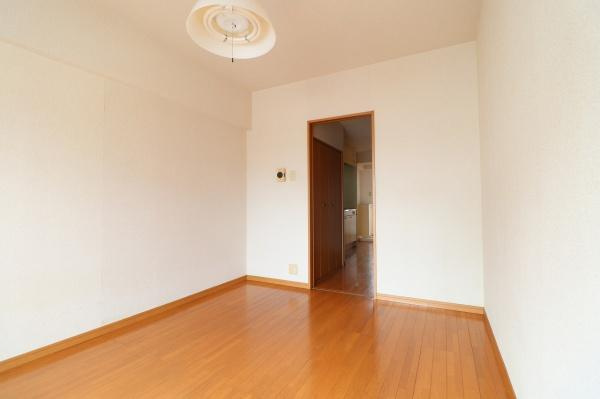 鵜木ビルの洋室