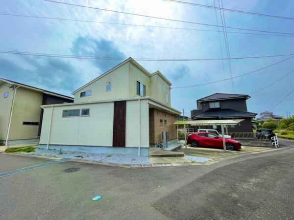 宮崎市下北方　中古戸建の前面道路含む現地写真