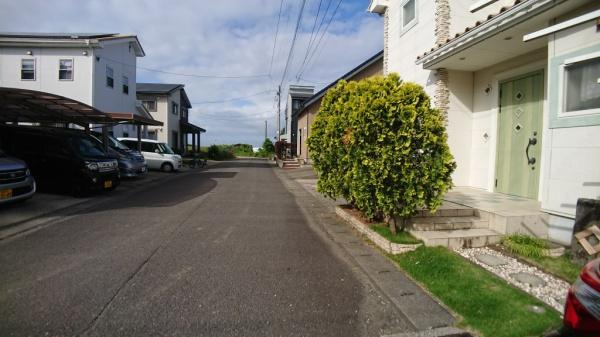 宮崎市赤江　中古戸建の前面道路含む現地写真