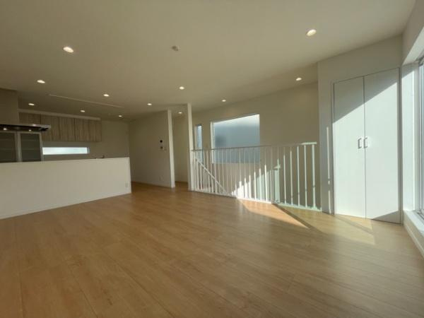 宮崎市曽師2号棟　戸建の居間・リビング|【リビング】
2階に広々18帖のリビング！南向きで陽当りも良く、ご家族の集う場にピッタリの空間です！