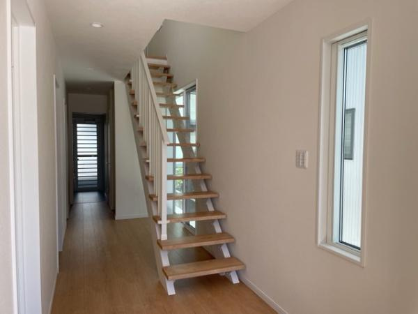 宮崎市曽師2号棟　戸建の内装|【内観】
玄関入ってすぐにおしゃれな階段があり、そのまま2階リビングへ続きます。