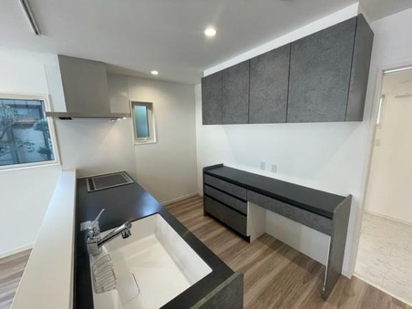 宮崎市曽師1号棟　戸建のキッチン|【キッチン】
家事をしながらお子様も見守れる対面キッチンです。背面収納完備で収納充実