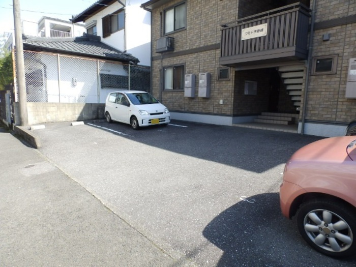 コモド伊勢崎の駐車場