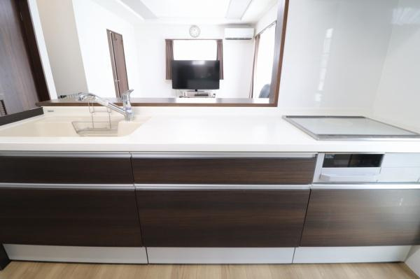 宮崎市大塚町　中古戸建のキッチン|【キッチン】
火力の調整が楽で安全性の高い人気のIH。お子様も見守れる対面キッチン！