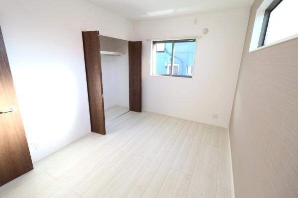 宮崎市昭和町モデル　戸建の寝室|【洋室】
二面採光の明るいお部屋。主寝室にいかがでしょうか。