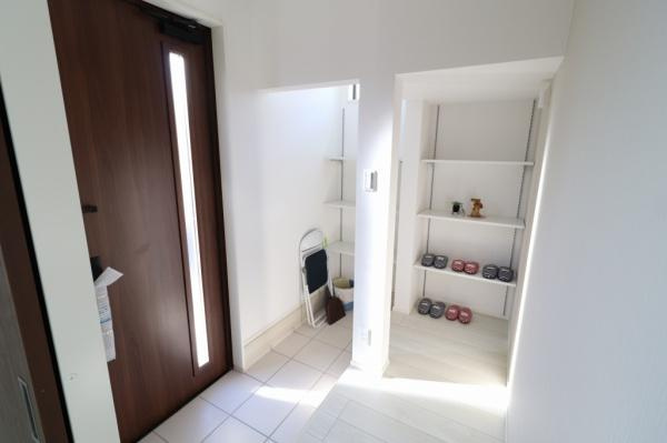 宮崎市昭和町モデル　戸建の玄関|【玄関】
広々としたシューズクローク完備！散らかりやすい玄関もスッキリ片付きます！