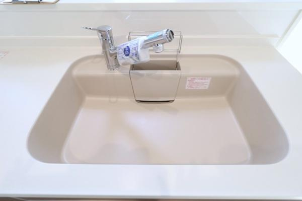 宮崎市昭和町モデル　戸建のキッチン|【キッチン】
つなぎ目の少ないシンクを採用。よごれがたまりにくい形状でお掃除も楽ちん！