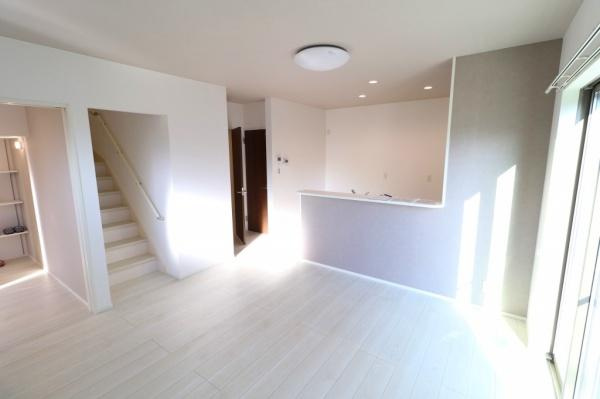 宮崎市昭和町モデル　戸建の居間・リビング|【リビング】
心地いい光が差し込みます！過ごしやすいリビングで家族が快適な日々が送れます！