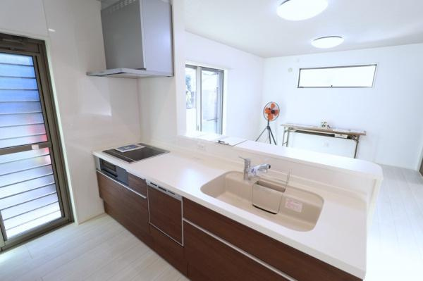 宮崎市昭和町モデル　戸建のキッチン|【キッチン】
火力の調整が楽で安全性の高い人気のIH。お子様も見守れる対面キッチン！