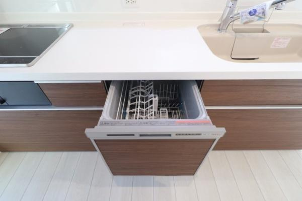 宮崎市昭和町モデル　戸建のキッチン|【キッチン】
家事の時間をぐっと短縮できる嬉しい食器洗浄乾燥機付きです！