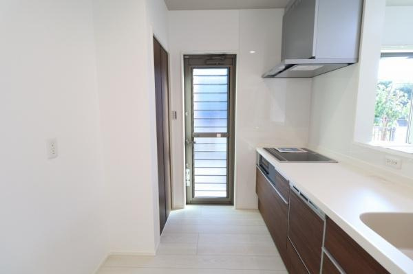 宮崎市昭和町モデル　戸建のキッチン|【キッチン】
勝手口があるので、ゴミ捨て時等便利です！