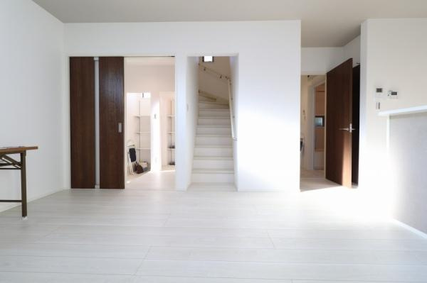 宮崎市昭和町モデル　戸建の居間・リビング|【リビング】
リビング階段なので家族のコミュニケーションが増えますね。