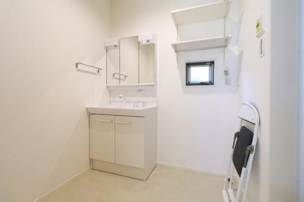 宮崎市昭和町モデル　戸建の独立洗面台|【洗面台・洗面所】
洗面所は収納スペース豊富です！窓が換気、採光面でも活躍してくれますね。