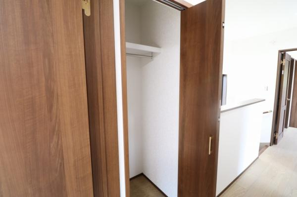宮崎市高岡町飯田モデル２号地　戸建の収納|【収納】
2階廊下に便利な収納スペースあります！